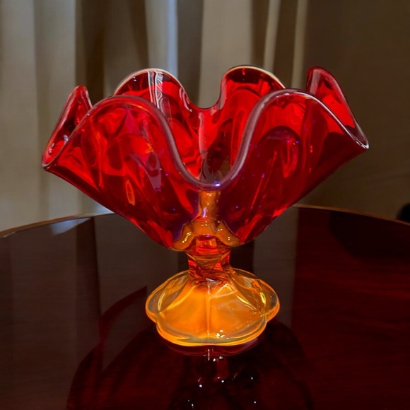 Vintage ~ L.E. Smith Glass ~ Simplicity 6 Petal Footed Vase ~ Amberina Flame - Picture 1 of 9